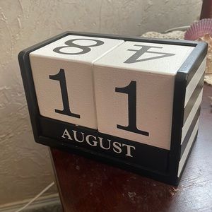 Black and White Desk Cube Calendar